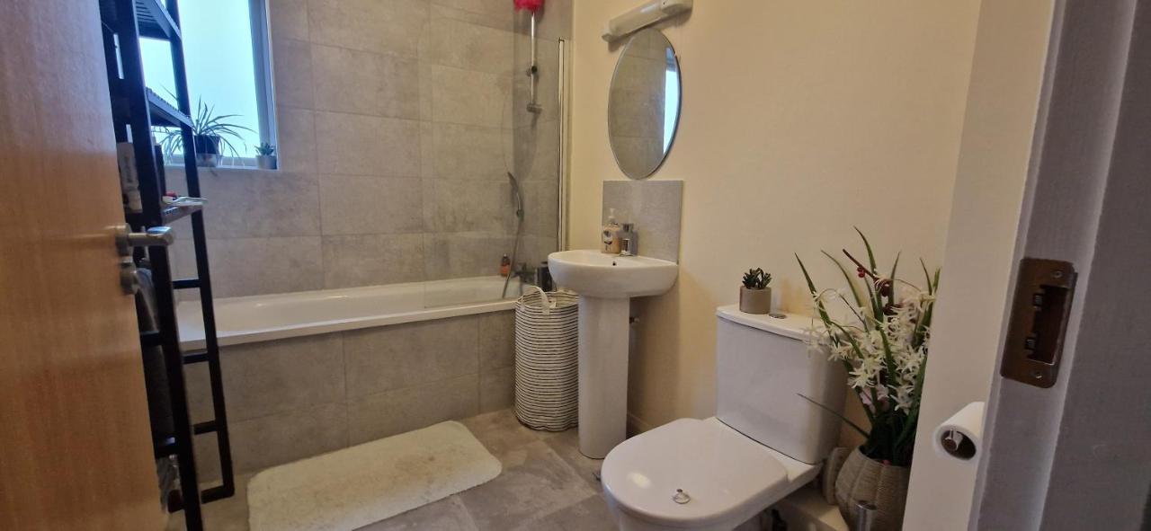 Miller'S Guest Room With Shared Bathroom Swords Exterior photo